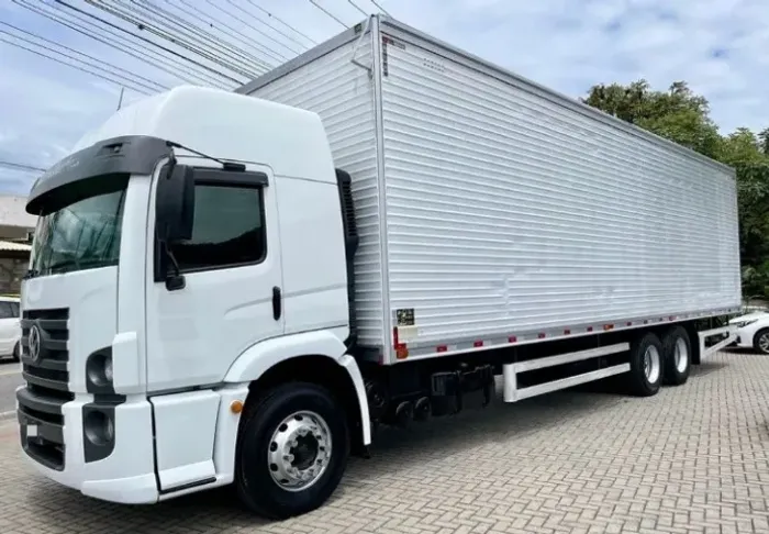 Vw 24-250 2011 constellation 6x2 baú