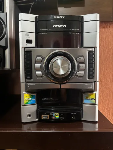 Som SONY 770W com entrada USB, para microfone, toca fita e CD