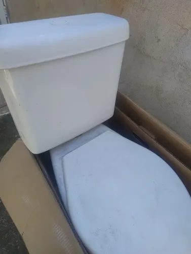 Vendo vaso sanitário completo em perfeito estado.
