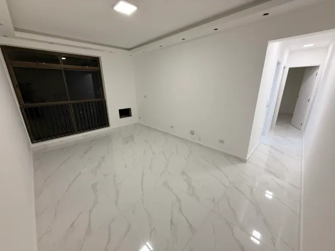 Oportunidade! Apto todo Reformado | 30m da Praia Itararé | 1 Vaga