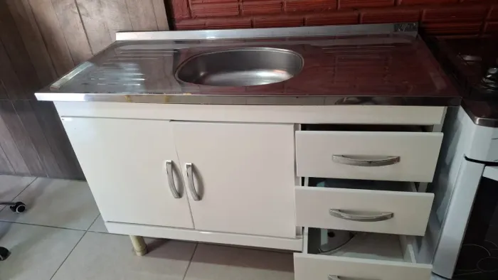 Balcão com a pia inox