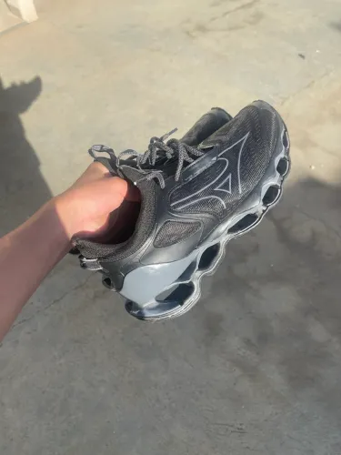 Vende-se Mizuno pro 14, sem caixa original,tamanho 41