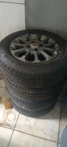 Quatro jante liga leve com quatro pneu zero