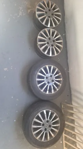 Vendo rodas aro 14 da Fiat com dois pneus meia vida
