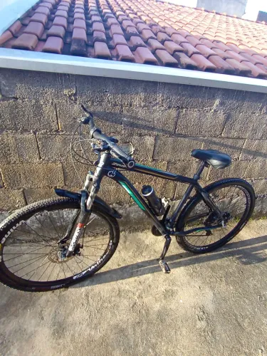 Vendo bicicleta aro 29 marca Mônaco quadro alumínio 500 pra vender rápido