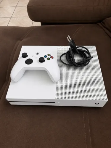 Xbox One Slim 1tb + 1 controle