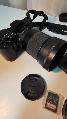 Sony ZV-E10 Impecável + Lente Sigma 30mm + Lente Kit 16-50mm + SD 128GB + 3 Baterias