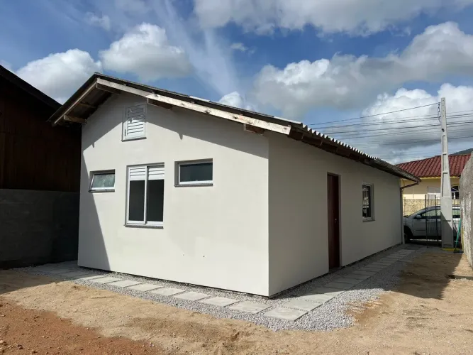 Alugo casa com quintal compartilhado