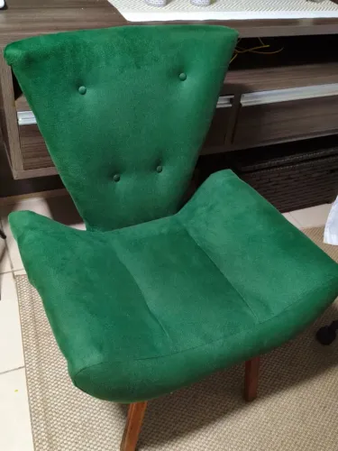 Poltrona decorativa verde em tecido suede com pés de madeira