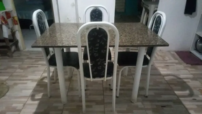 Mesa com 4 cadeiras