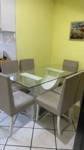 Mesa de vidro com 6 cadeiras, conservada em bom estado