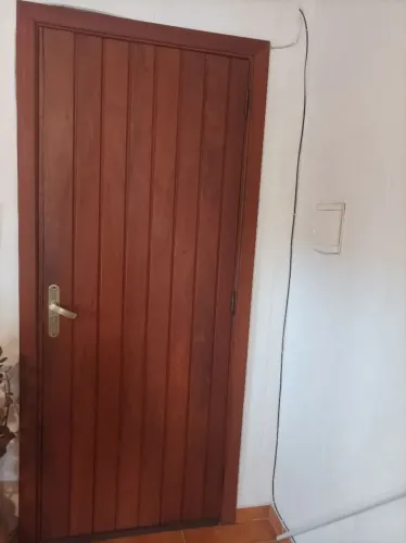 Vendo porta de madeira de lei maciça muito bonita