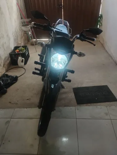 Nova e ela, quero pegar uma moto mais alta.