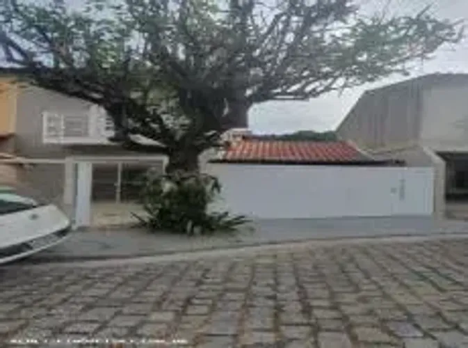Excelente Casa Duplex em Campo Grande para aluguel possui 70 metros quadrados.