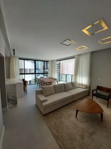 Apartamento decorado a poucos metros do mar