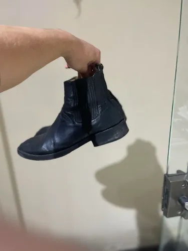 Bota John John preta 