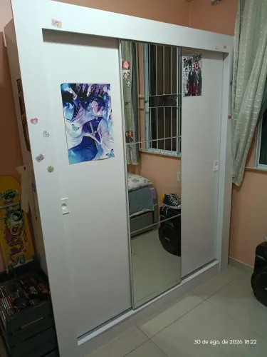 Roupeiro 3 portas com espelho em ótimo estado!