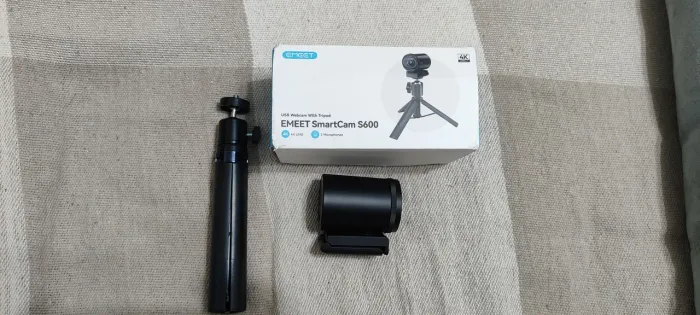 Webcam 4K Emeet, com tripé, e microfone com redução ruídos.
