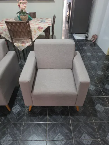 VENDO PAR DE POLTONAS NOVAS( SOMENTE RETIRADA EM ARACAJU).