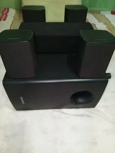Caixas de som Samsung.