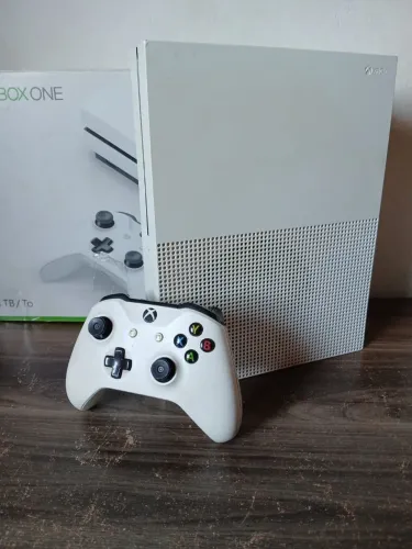 Xbox One S, 1Terabyte. Branco, usado.