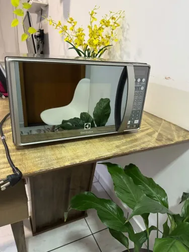 Micro-ondas Electrolux com porta espelhada - 127v