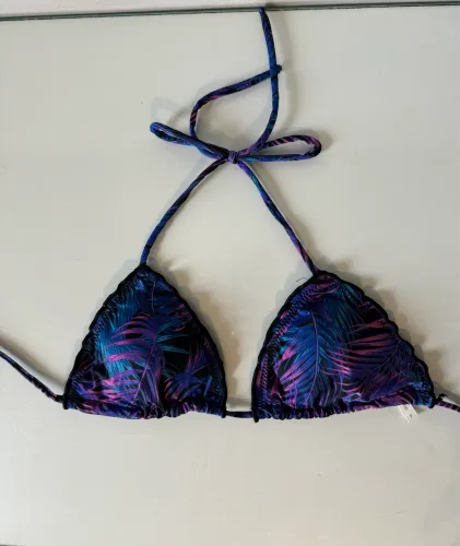 biquíni roxo estampa tropical