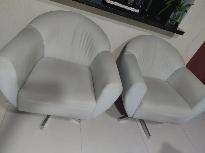 Poltronas giratórias, em ótimas condições, nada rasgado, nada quebrado. $300 as duas