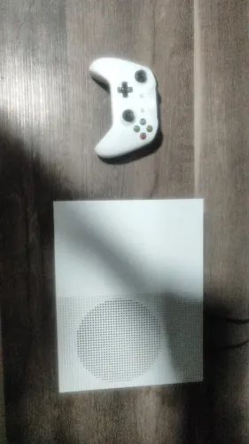 Xbox One S (1T) com controle incluso