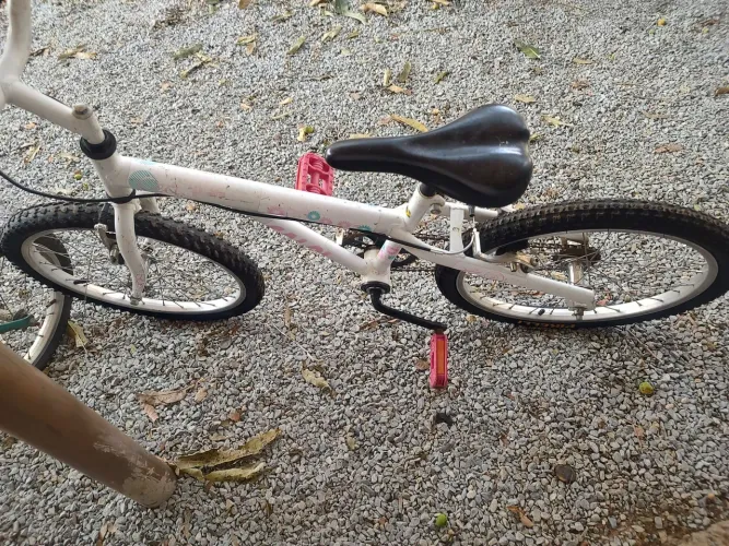 bicicleta feminina aro 20 em bom estado. Pronta para uso