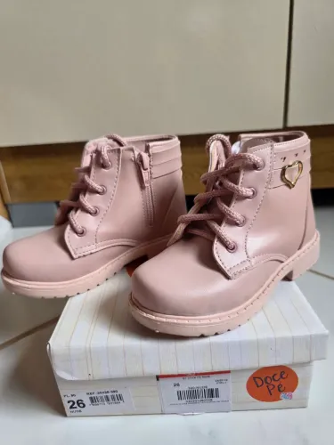 Vendo Botinha Infantil Rosa com Zíper e Detalhe de Coração - Super Confortável