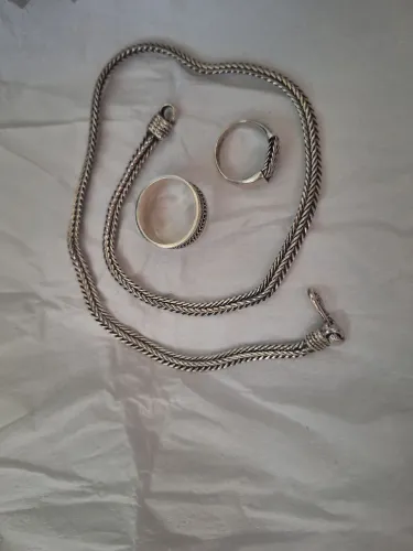 Vendo um cordão e dois anéis de prata macissa 925 indiana.