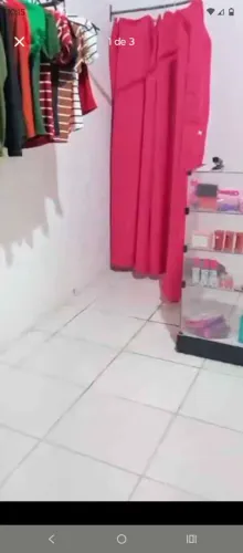 Provador de roupas para loja. Ler o anúncio 