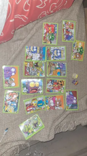 Lotinho 15 figurinhas Trash Pack e 2 miniaturas
