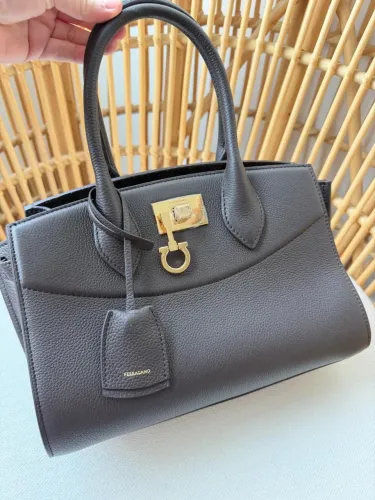 Bolsa Ferragamo pequena