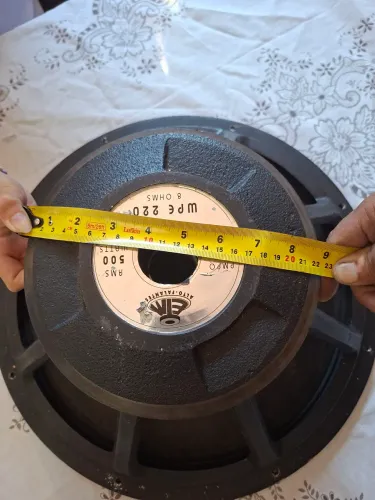 Par de auto-falantes 18polegadas  500 Rms .quem gosta de pancada  em perfeito estado .