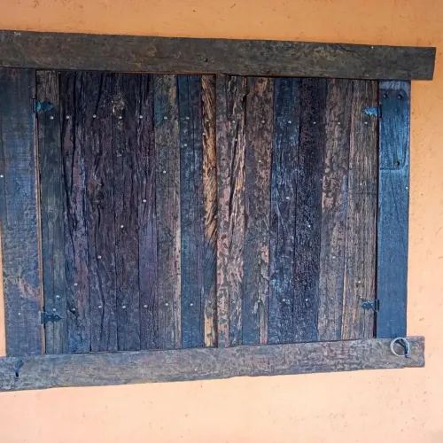 Janelas de madeira maciça rústicas feita com dormente sob medidas 