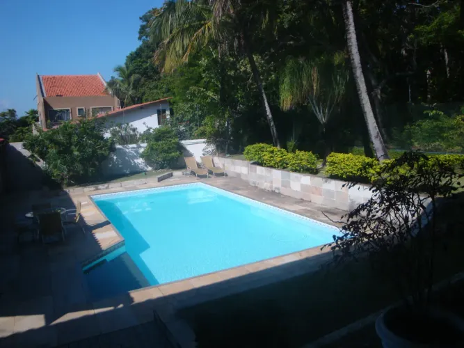 Casa de condomínio em Camboinhas com 2 lotes e vista para o mar.