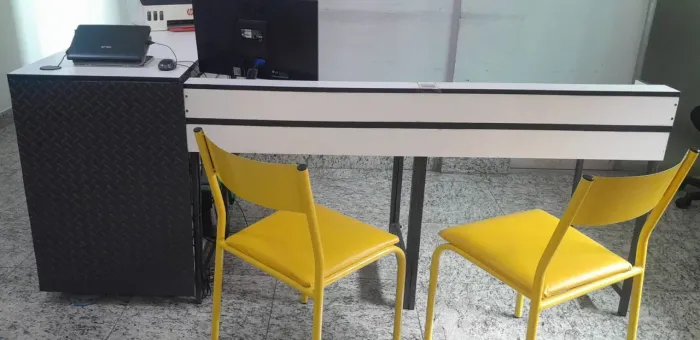 Mesa para recepção estilo escrivaninha em mdf e aço 