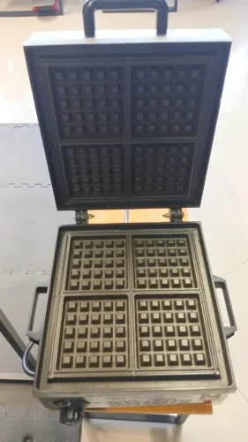 Maquina Waffle Inovamaq 220v 4 cavidades com estrutura em aço inoxidável