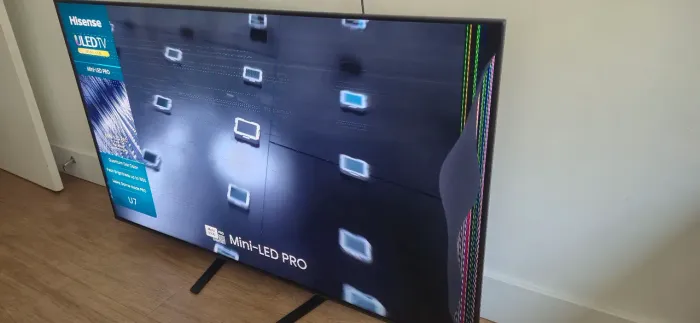 TV Hisense ULED 4K 65U7N 65'' com defeito no painel - PARA PEÇAS