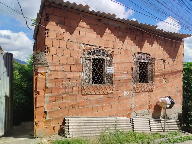 Casa com quintal com árvores frutíferas 
