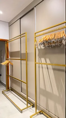 Araras de Metalon Douradas com Rodízios - Perfeitas para Loja, Brechó ou Closet 