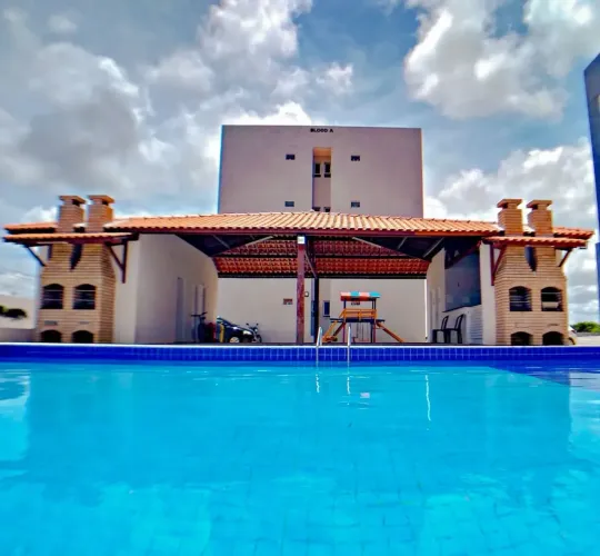 Apto de 02 quartos, 100% mobiliado, prédio c/ lazer e piscina, no Cristo.