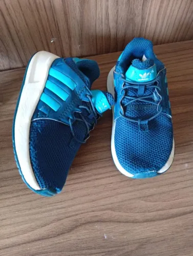 Tênis de bebê Adidas 22