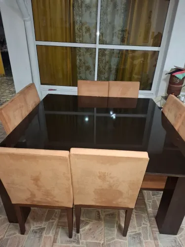 Vendo mesa quadrada com tampo de vidro .com 8 cadeiras de madeira ,a mesa 1,60 X 1,60 m ,c