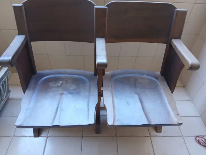 conjunto de cadeiras de madeira maciça de cinema (ou teatro) antigas