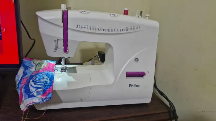 Máquina de costura Philco, pouco usada.
