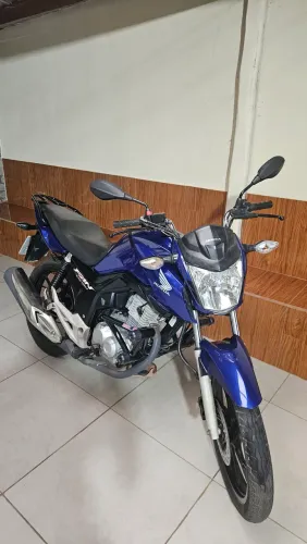 Fan 160 2022, pouco rodada, muito nova e conservada.