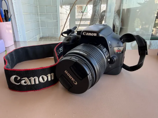 Kit Canon EOS Rebel T2i (EOS 550D) + Lente Canon EF-S 18-55mm f/3.5-5.6